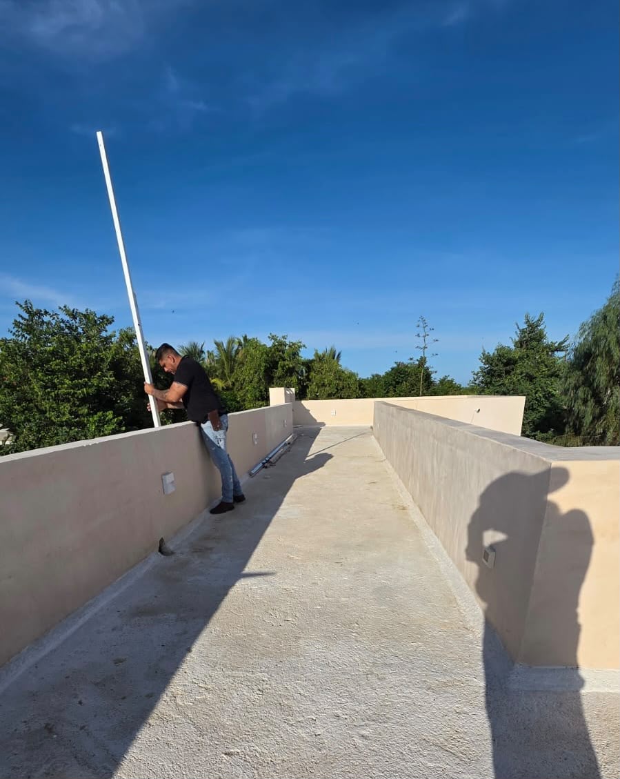 Trabajador aplicando sobre el pretil