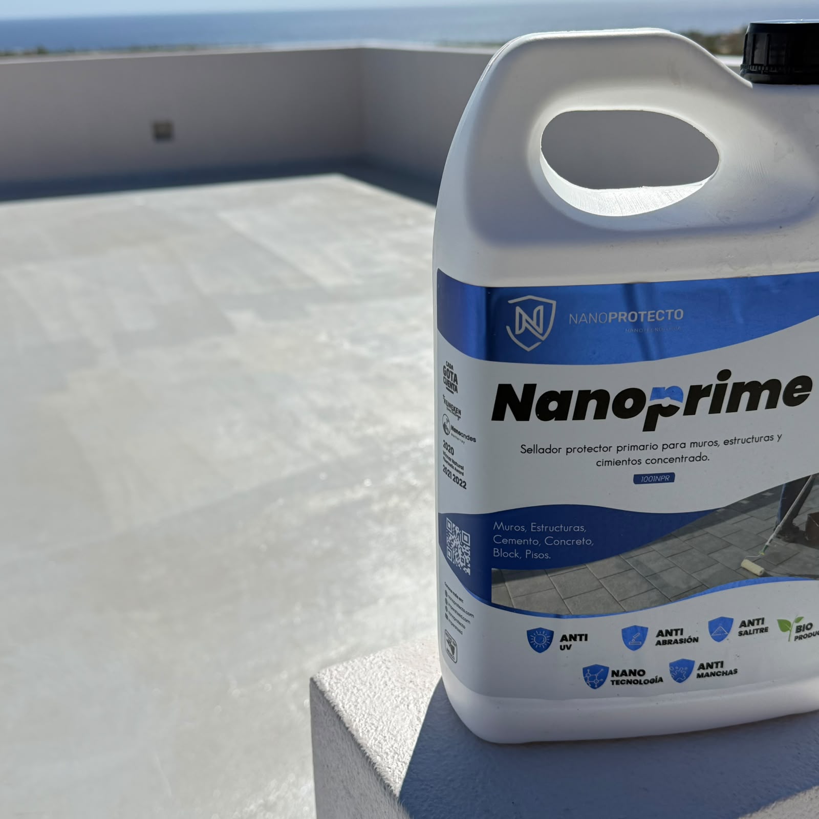 Galón de primario Nanoprime sobre la losa preparada