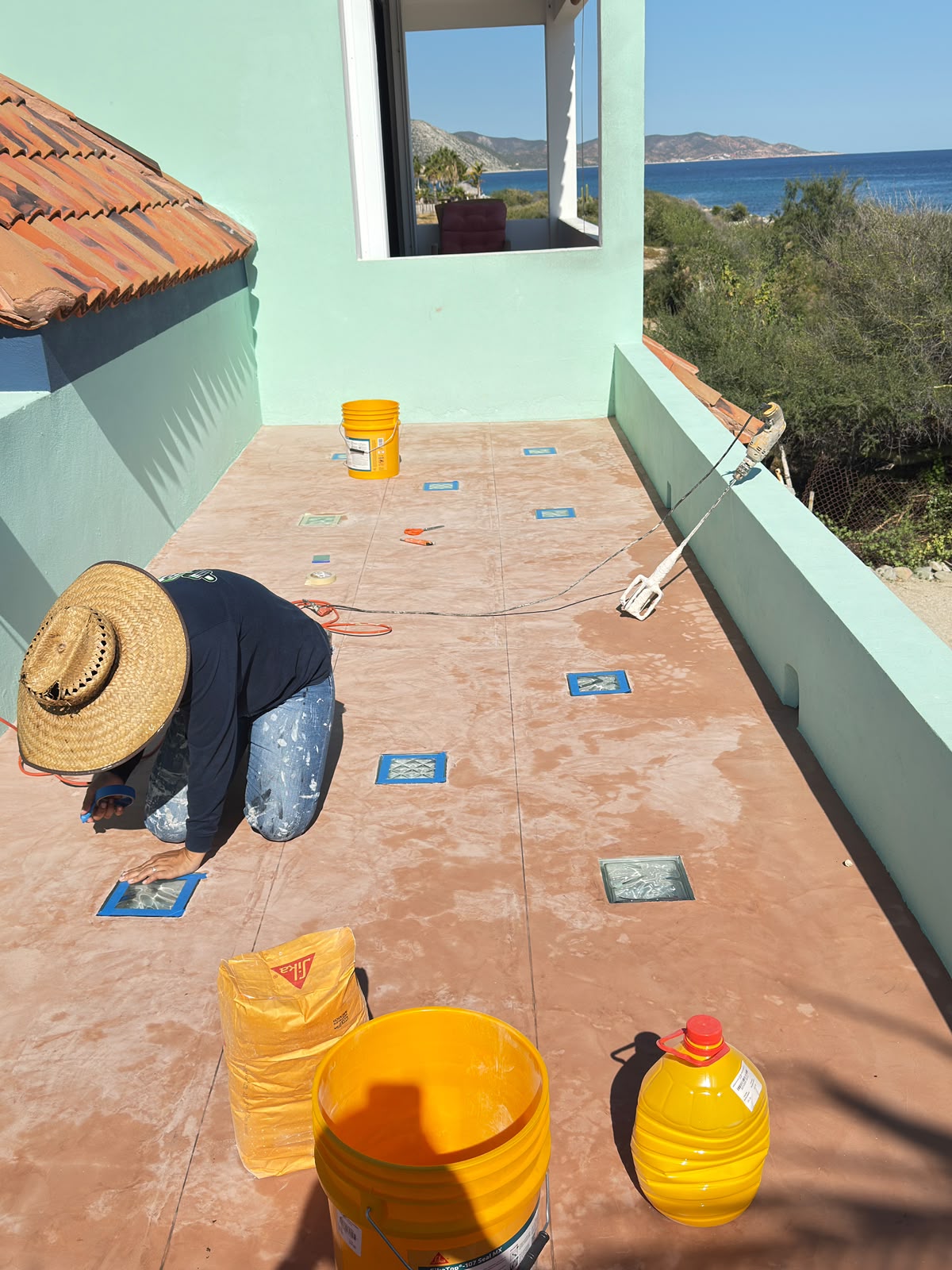 Terraza antes del trabajo, con trabajador preparando la superficie