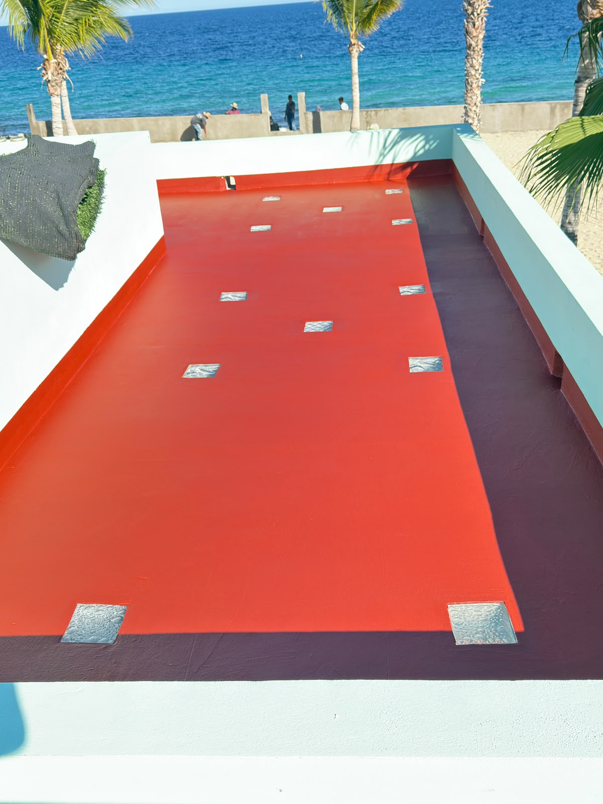 Terraza terminada en terracota frente a la playa